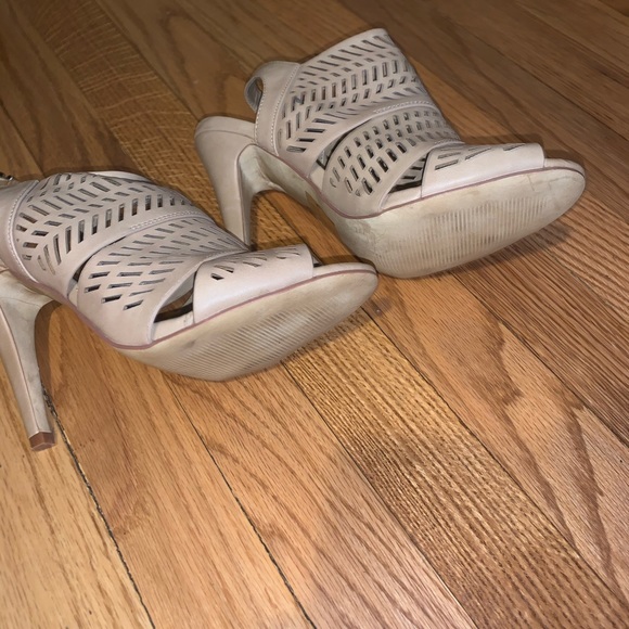 Sanford/heels - Picture 2 of 3